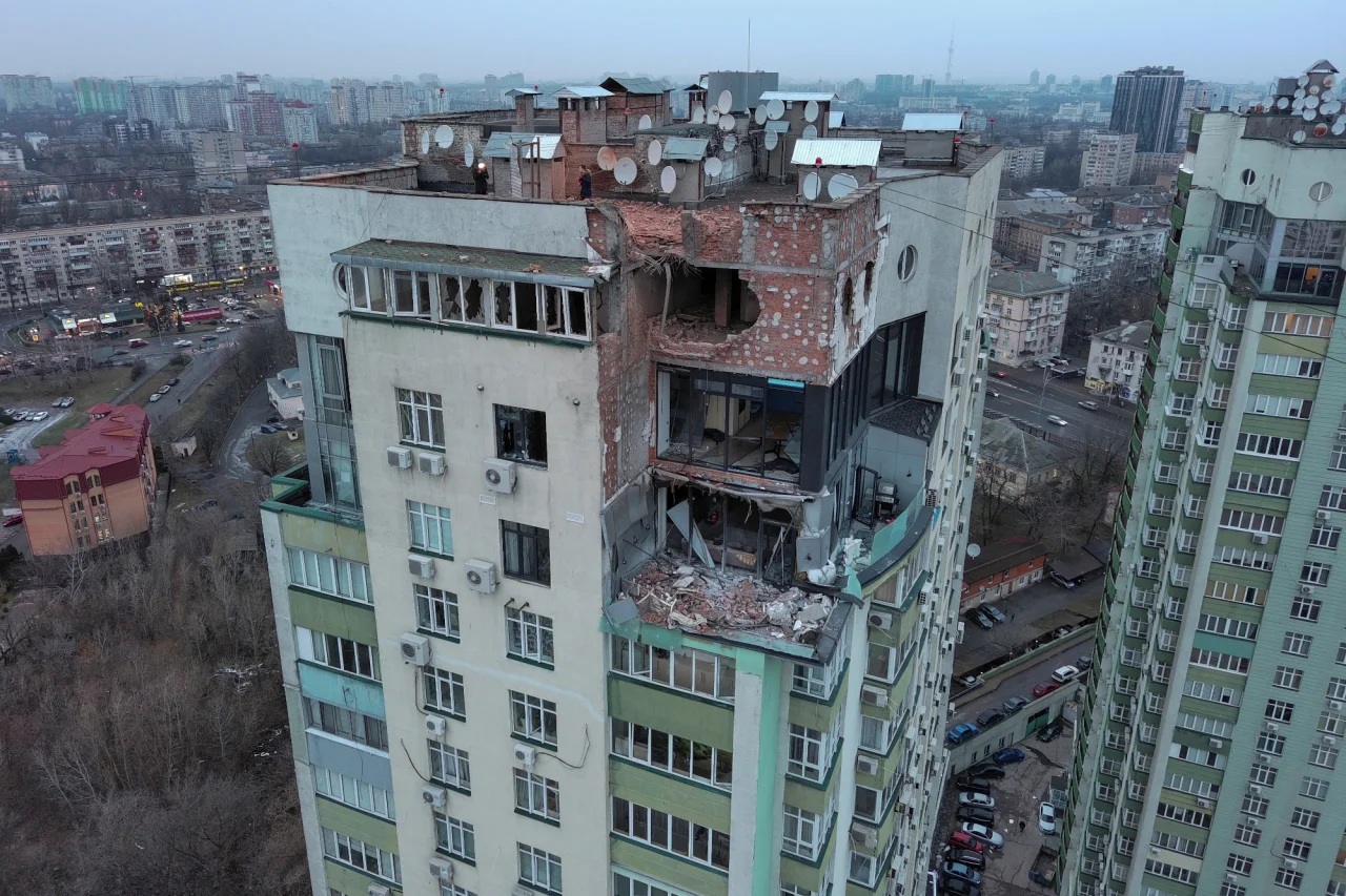 O clădire avariată după ce a fost lovită de o dronă, Kiev.