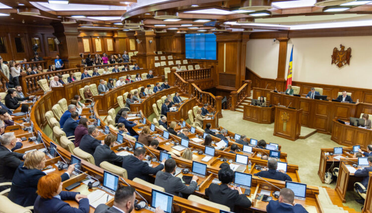 Parlamentul susține rectificările la bugetul de stat propuse de Guvern: opoziția, nemulțumită de creșterea deficitului bugetar