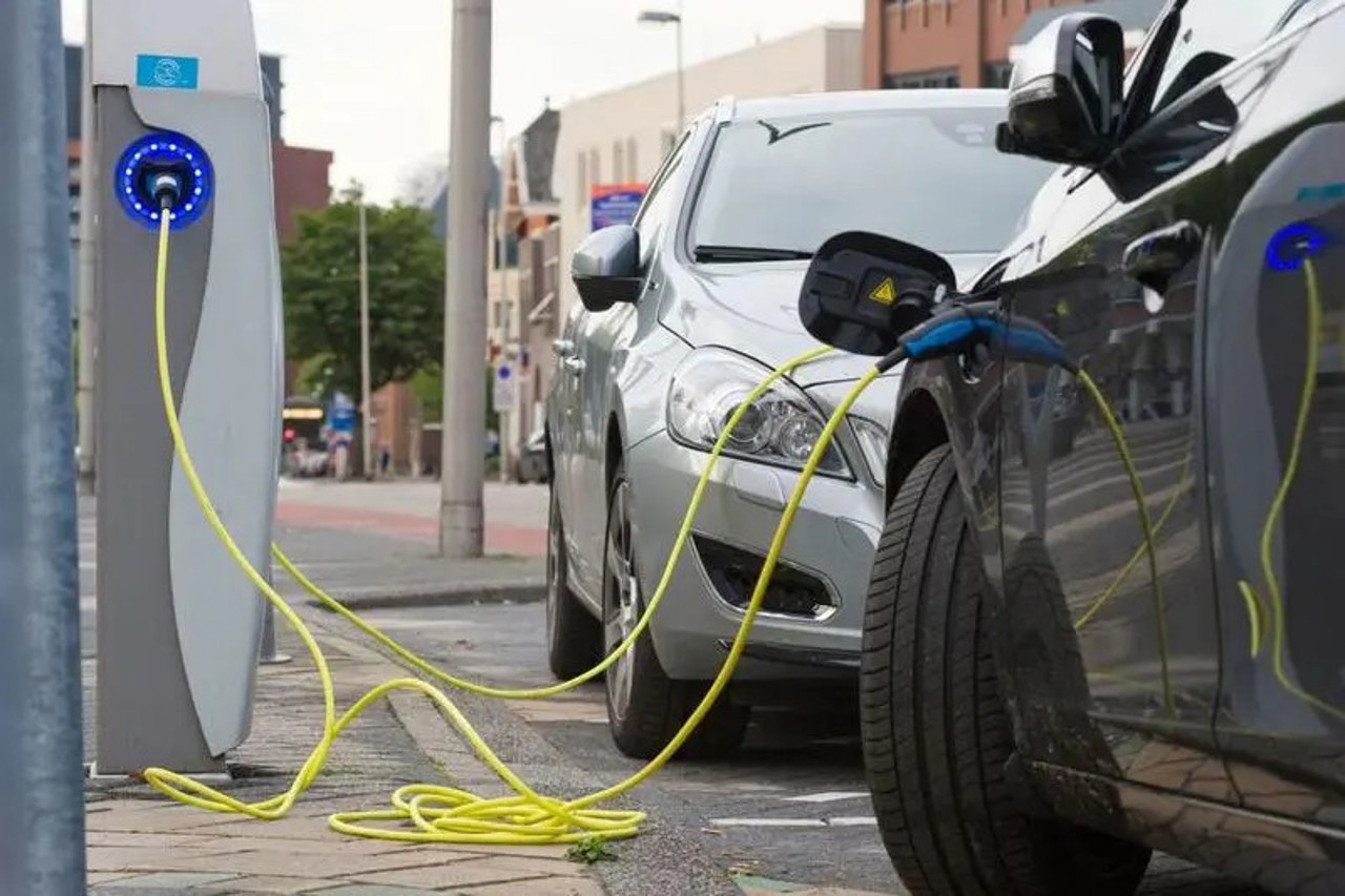 Tot mai mulți moldoveni își permit o mașină: Trei din zece autoturisme importate sunt electrice