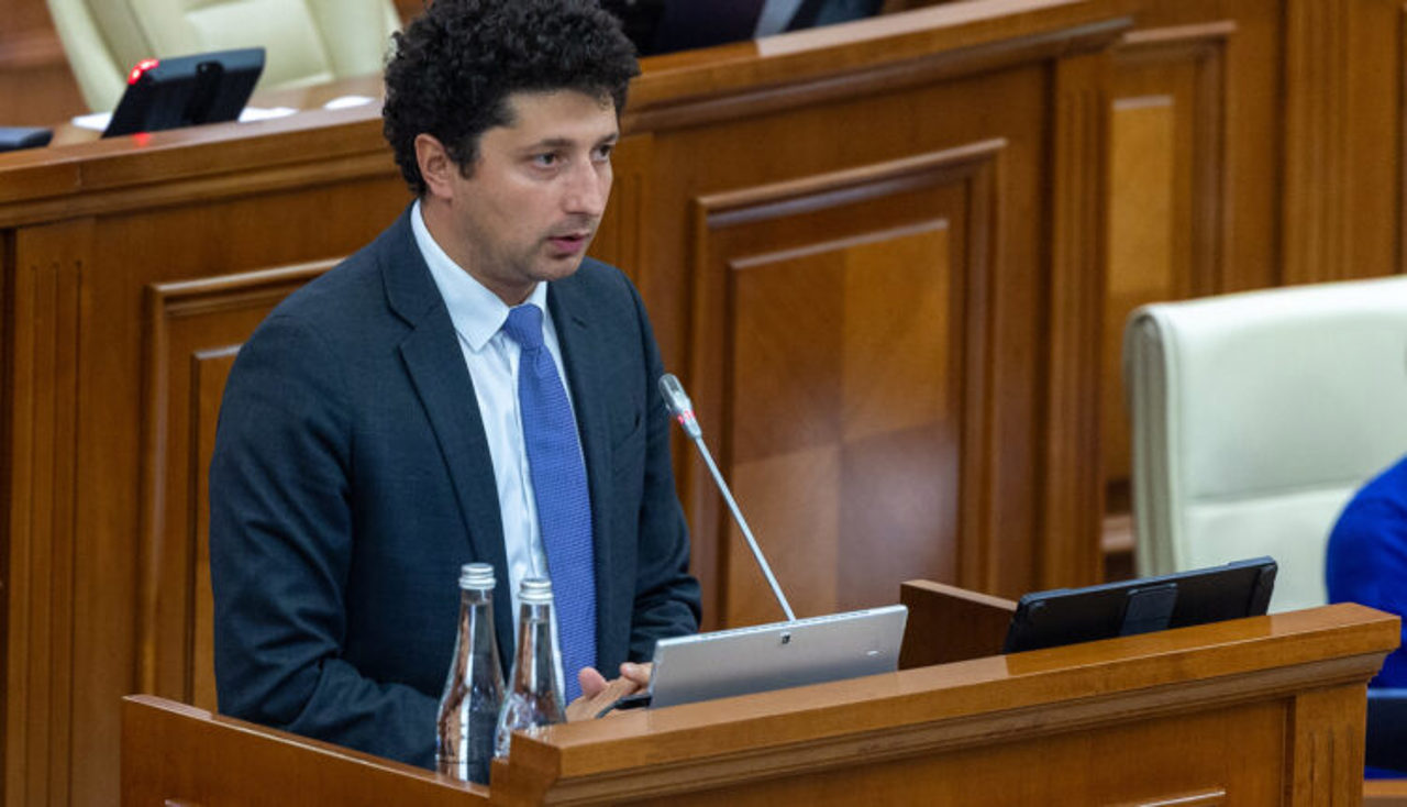 Rectificarea bugetului de stat pentru 2025, votată în lectura a doua: ajutor unic de 1.000 de lei pentru elevi și majorări salariale în sistemul social
