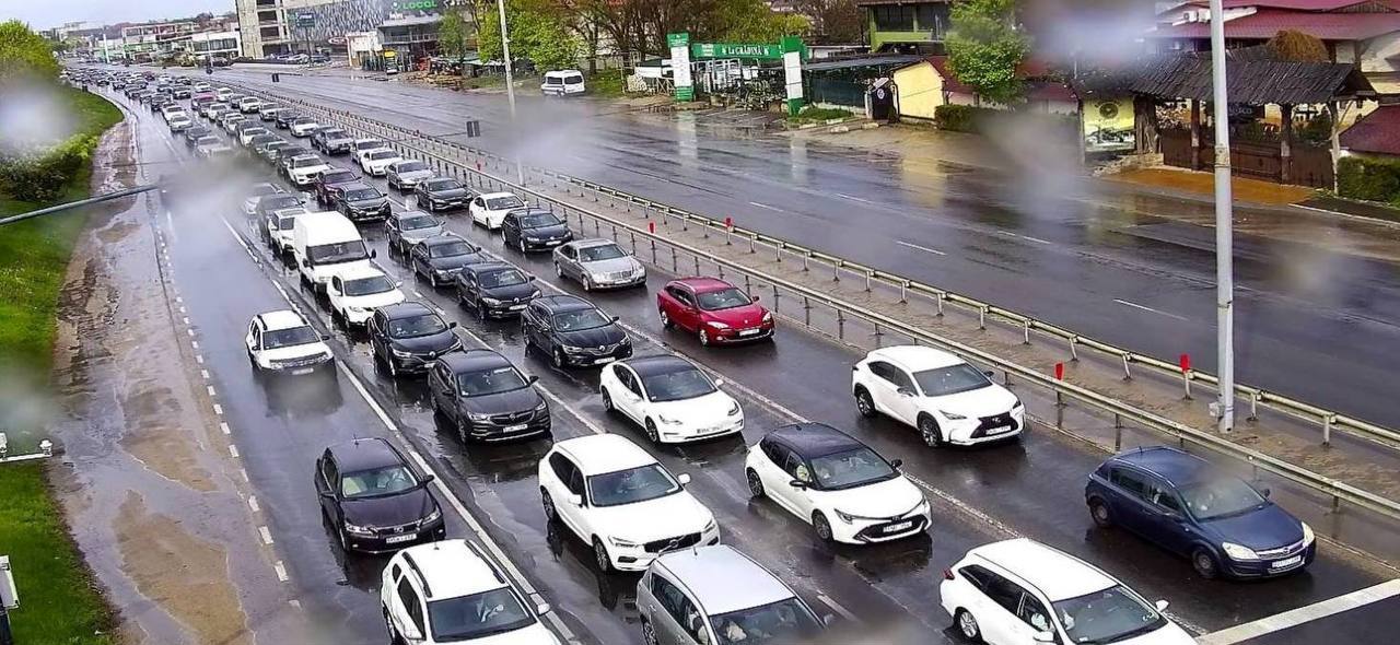 Trafic intens la intrările în Chișinău la finalul zilei de pomenire a răposaților