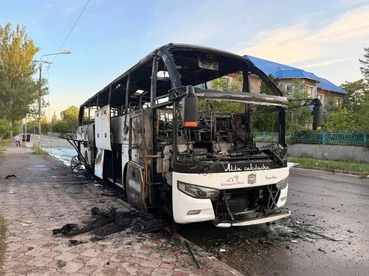 Incident sângeros, cu șapte morți, în estul Ucrainei: Un autobuz cu pasageri, lovit de dronă 