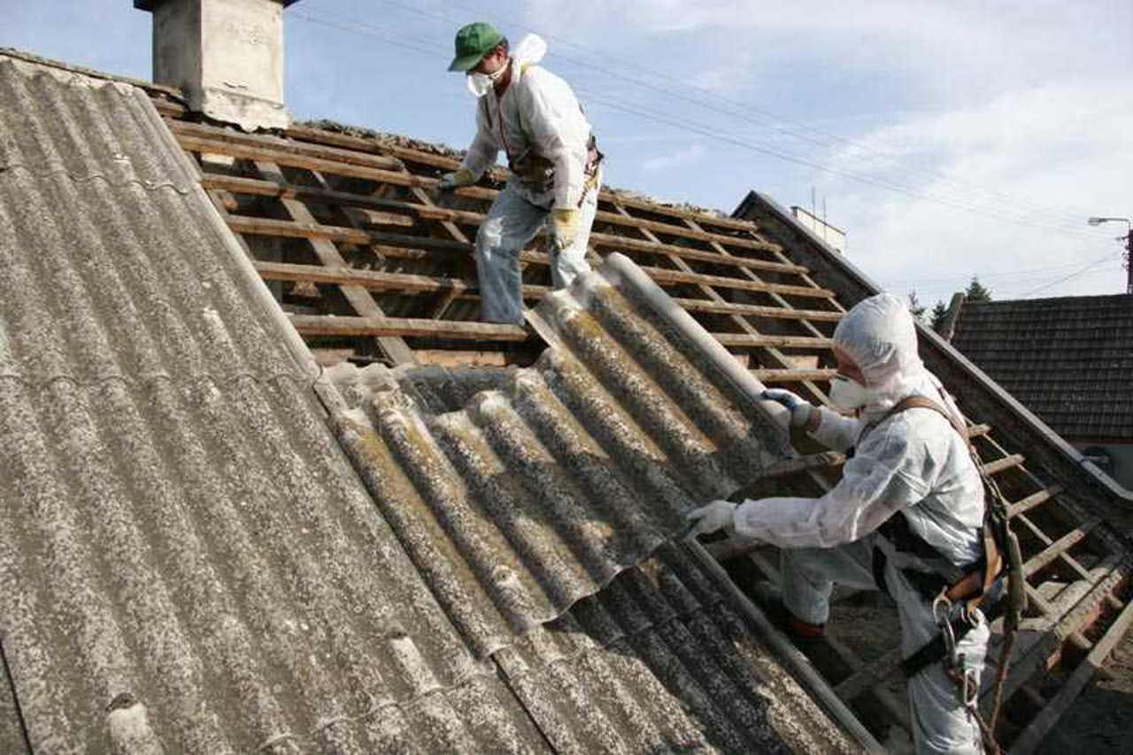 Azbestul, încă prezent în clădirile din R. Moldova. Un depozit specializat ar putea fi gata abia din 2028
