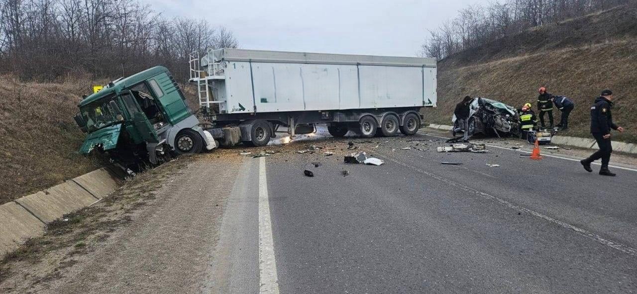 Accident grav la Soroca: Un cetățean străin a murit după ce a intrat pe contrasens și s-a izbit de un camion
