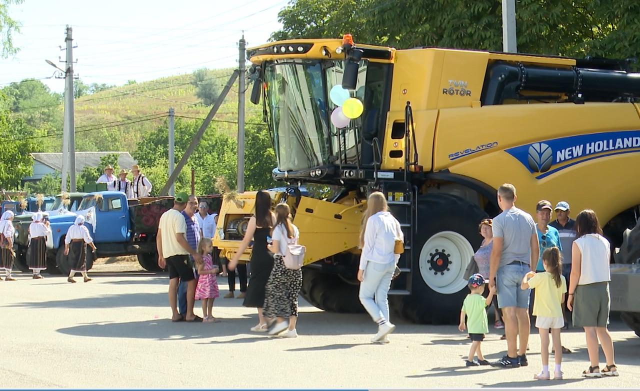 Muzică și paradă cu tehnică agricolă, la Cârnățeni. Festivalul Secerișului a atras vizitatori din toată țara, în acest an