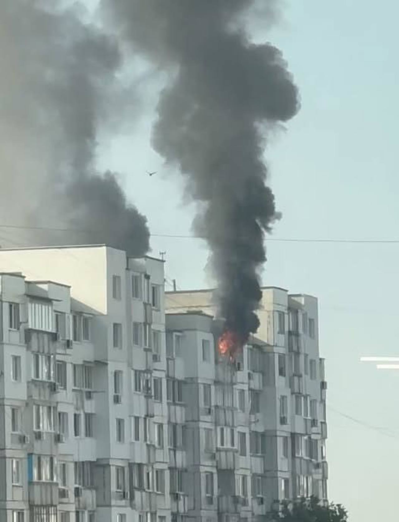 Flăcări într-un apartament din capitală. Șase echipaje de pompieri - la fața locului 