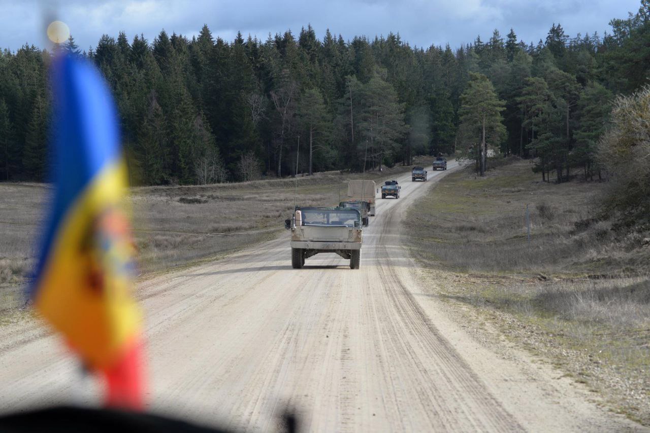 Pe drumurile din țară va circula tehnică militară. Precizările Ministerului Apărării