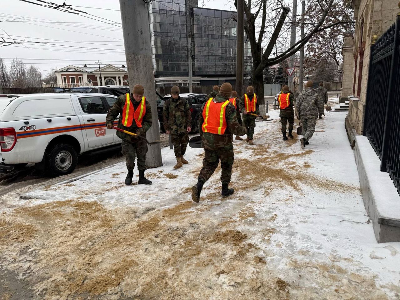 Intervenție rapidă după noaptea de polei: soldați și drumari au curățat trotuarele din Capitală