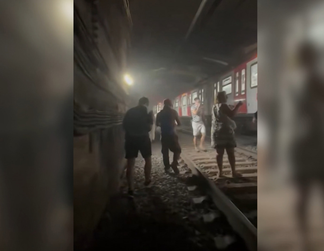 Incendiu la metroul din Barcelona: Sute de pasageri evacuați prin tuneluri pline de fum