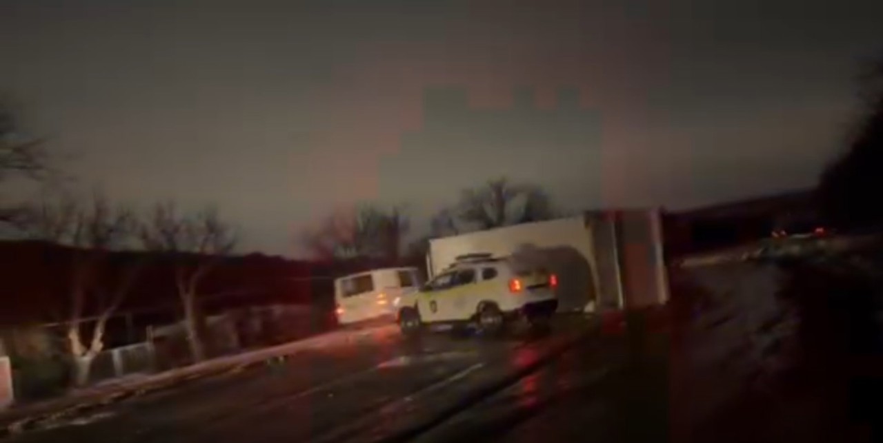 Circulația pe șoseaua Balcani, după Grătiești, blocată după răsturnarea unui camion