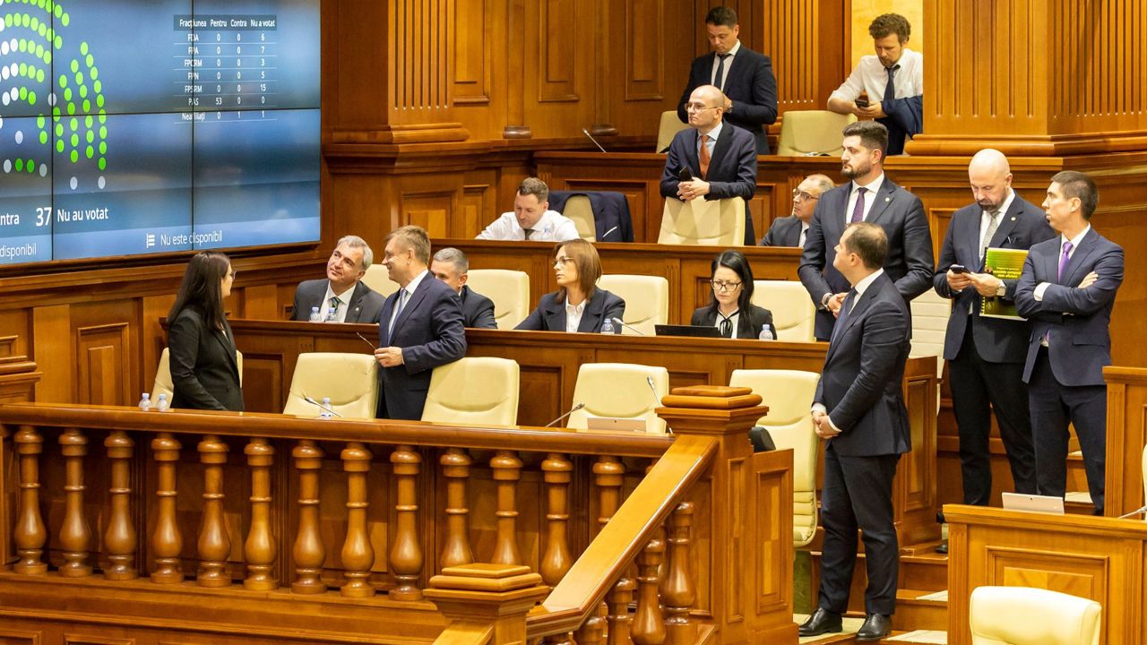 Votul din Parlament pentru Guvernul Tofan: Minus două voturi de la PAS, iar un socialist a procedat altfel decât colegii săi