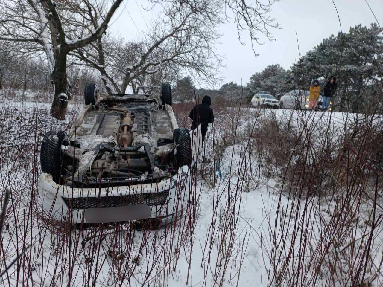 Peste 130 de accidente rutiere, produse din cauza ninsorii, înregistrate într-o singură zi