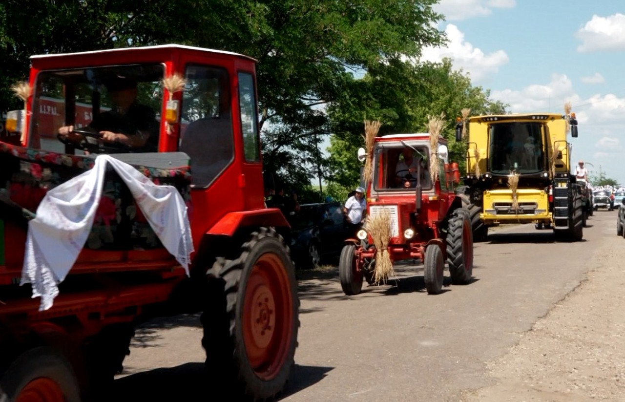 Sfârșitul secerișului, sărbătorit la Cîrnățeni cu paradă de tehnică agricolă, muzică și bucate tradiționale 