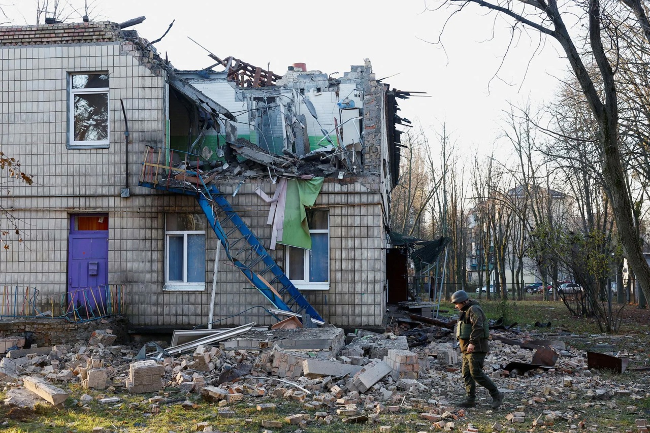 Reuters / Ofițeri de poliție inspectează incinta unei grădinițe avariate în timpul atacurilor cu drone rusești /  Kiev, Ucraina, 25 noiembrie 2023. 