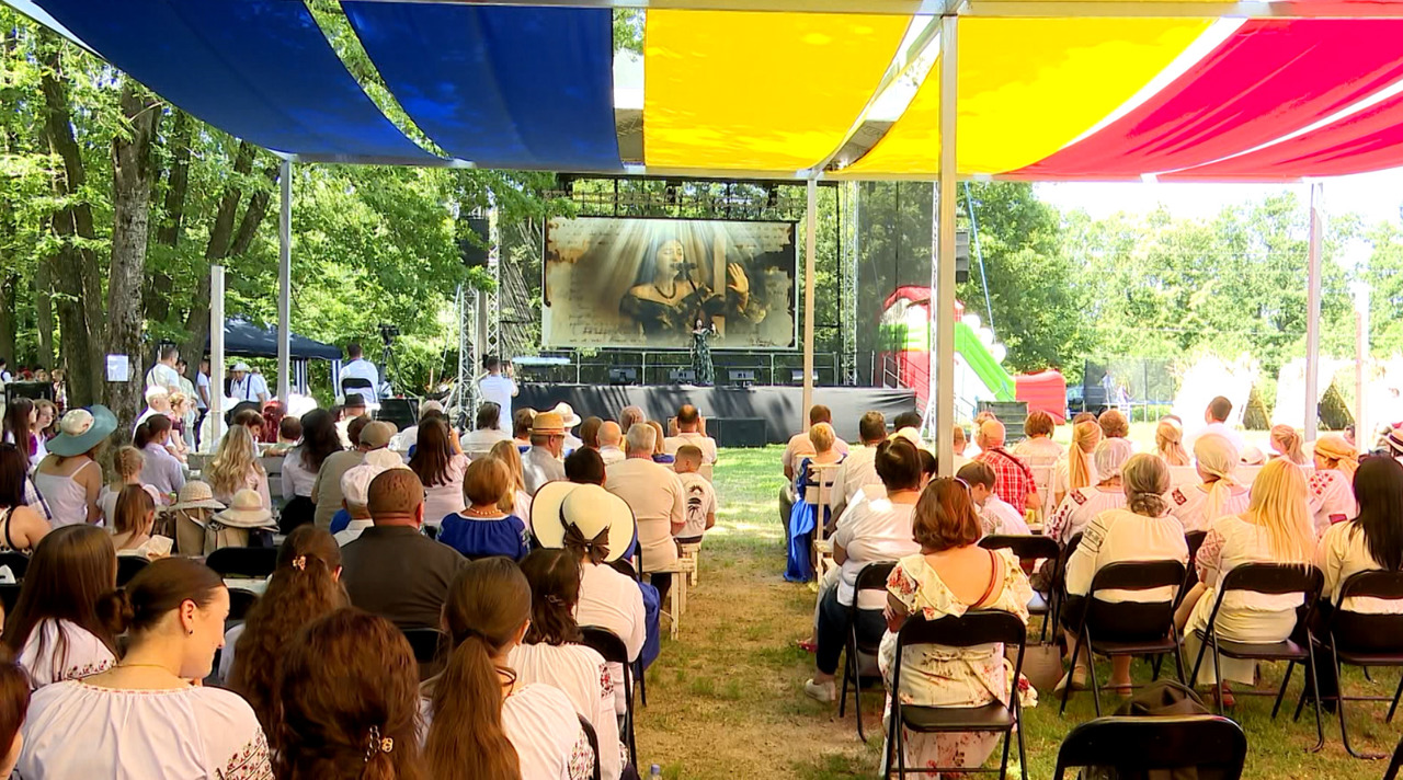 Festivalul „Eminesciana” a adus la Strășeni magia operei lui Mihai Eminescu