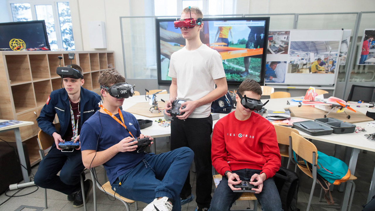 Presiuni asupra studenților dintr-un colegiu rusesc: „Ori drone, ori carne de tun”