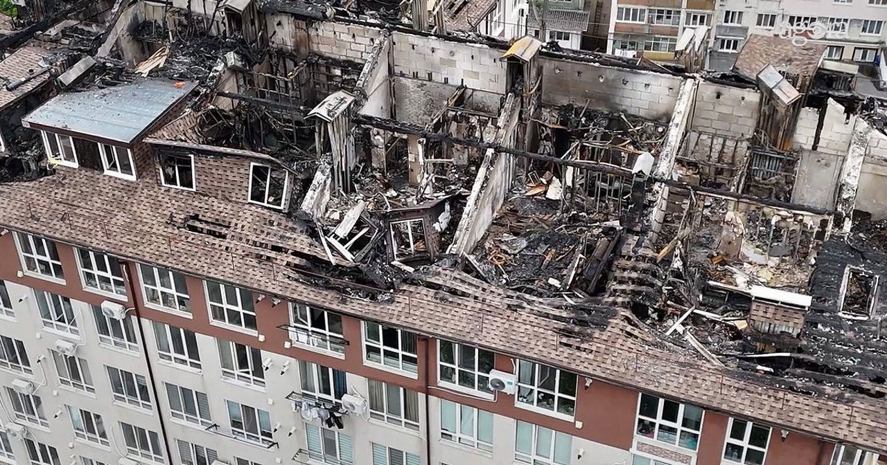 Autoritățile au demarat lucrările pentru construcția unui acoperiș provizoriu la blocul din Durlești, afectat de incendiu
