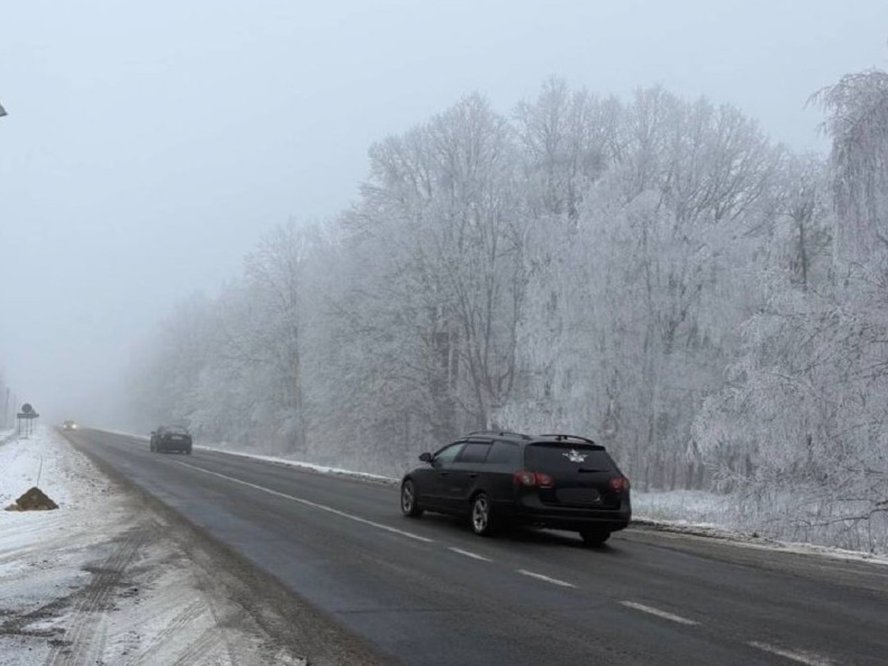 Ceața și lunecușul fac circulația rutieră dificilă pe unele porțiuni de drum. Poliția îndeamnă șoferii să fie prudenți 