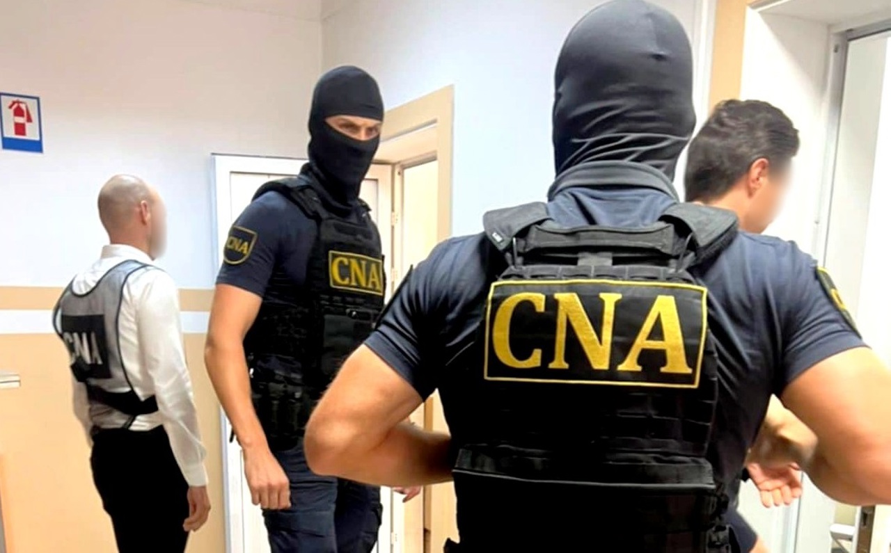 Searches at the municipal dermatovenerologic dispensary in Chisinau: Two nurses, investigated by CNA for corruption