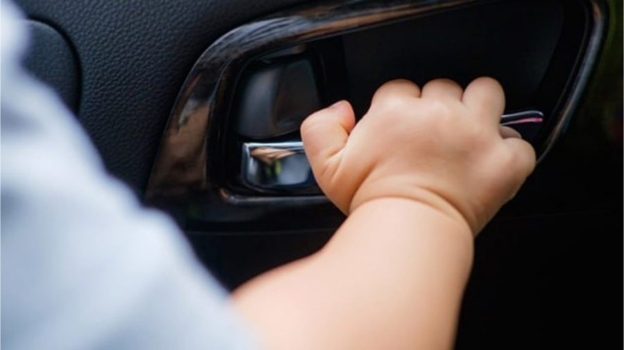 Un copil de cinci ani a rămas blocat într-un automobil. A fost nevoie de intervenția salvatorilor  