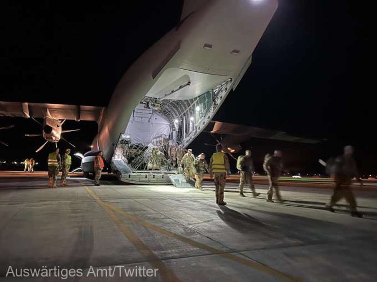 Mai multe țări își evacuează cetățenii din Sudan, în plin haos