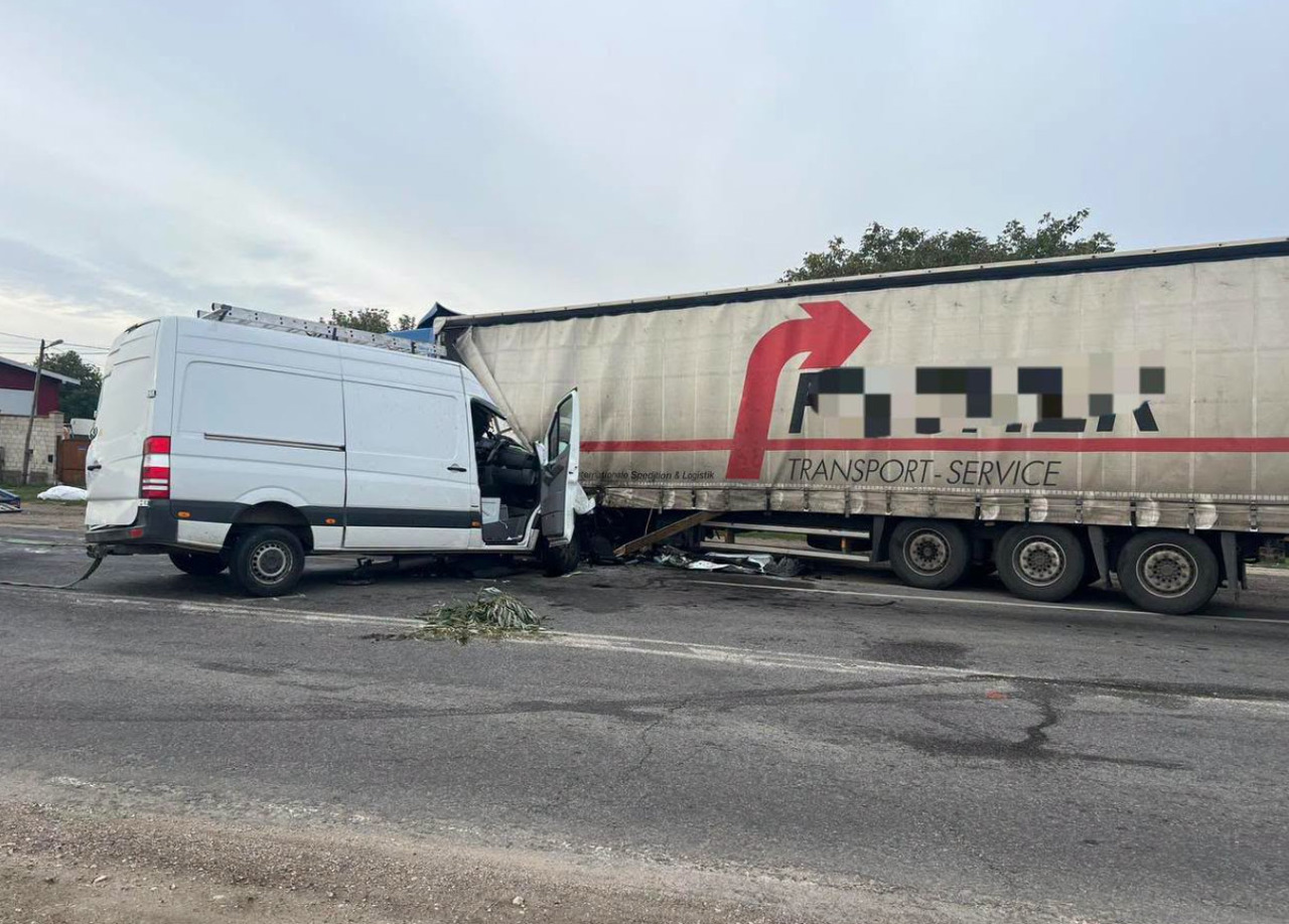 Accident mortal pe șoseaua M-5, lângă Recea: Un tânăr de 25 de ani a murit după ce a intrat cu mașina pe contrasens