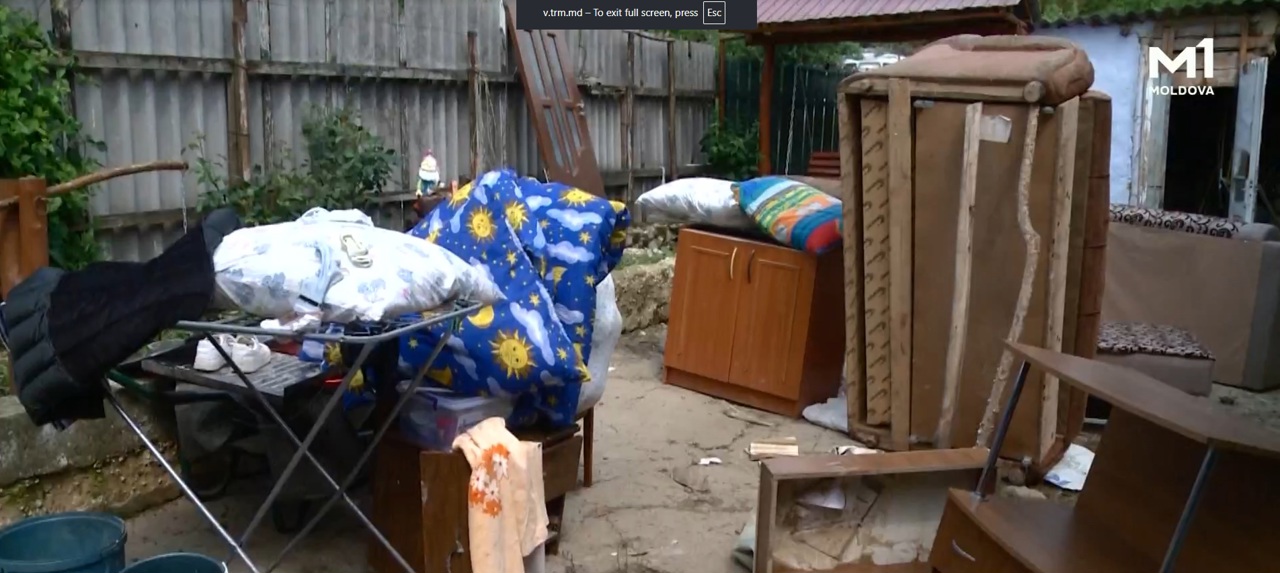  „Nu știu ce să fac mai departe”: La trei zile de la viitură, oamenii mai caută ce pot salva din gospodăriile inundate