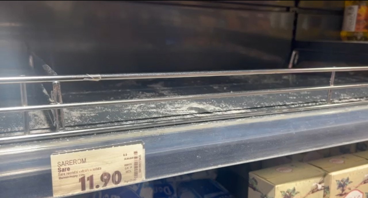 Rafturi goale cu sare în Chișinău: stocurile, epuizate din cauza poleiului