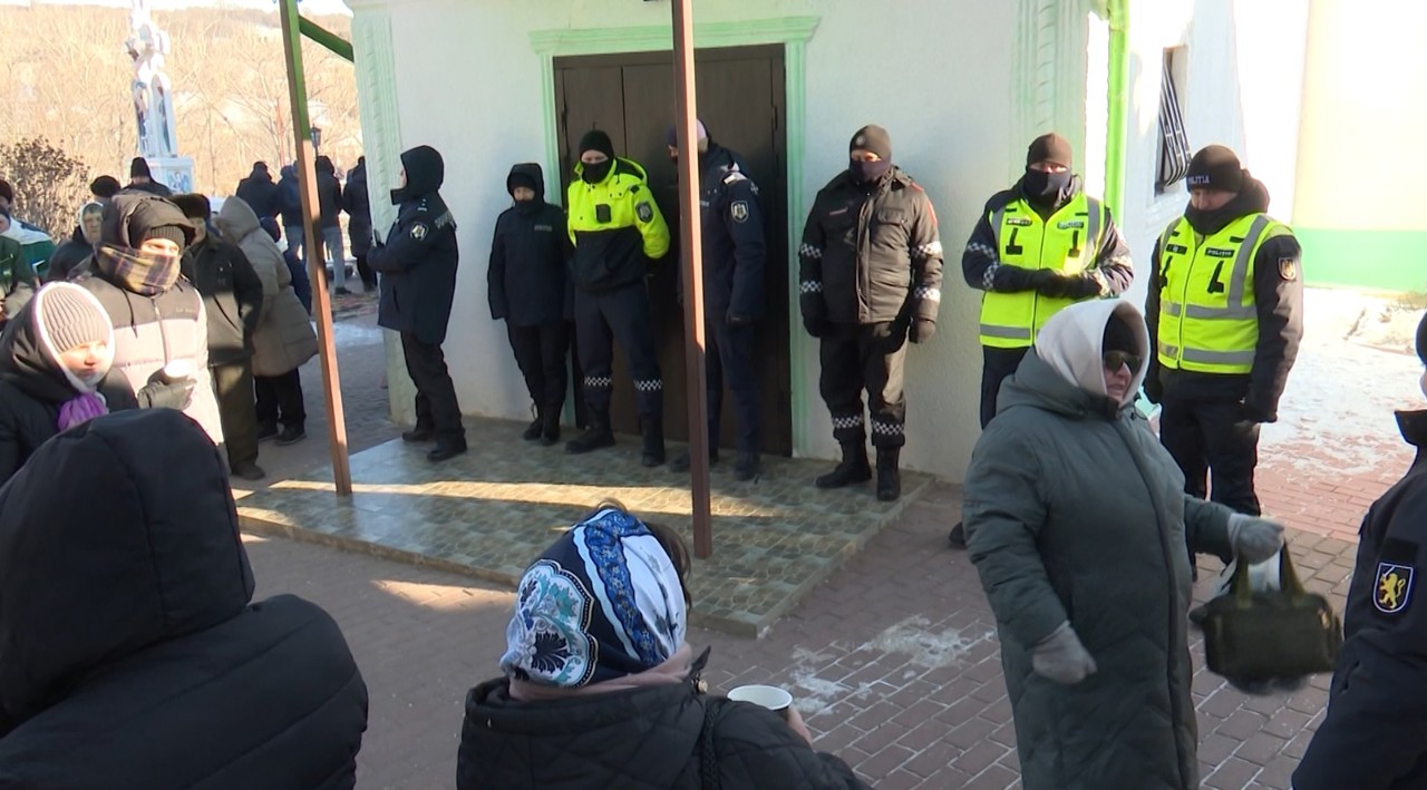 Tensiuni la biserica din satul Dereneu. Mai mulți localnici au încercat să intre cu forța în biserică