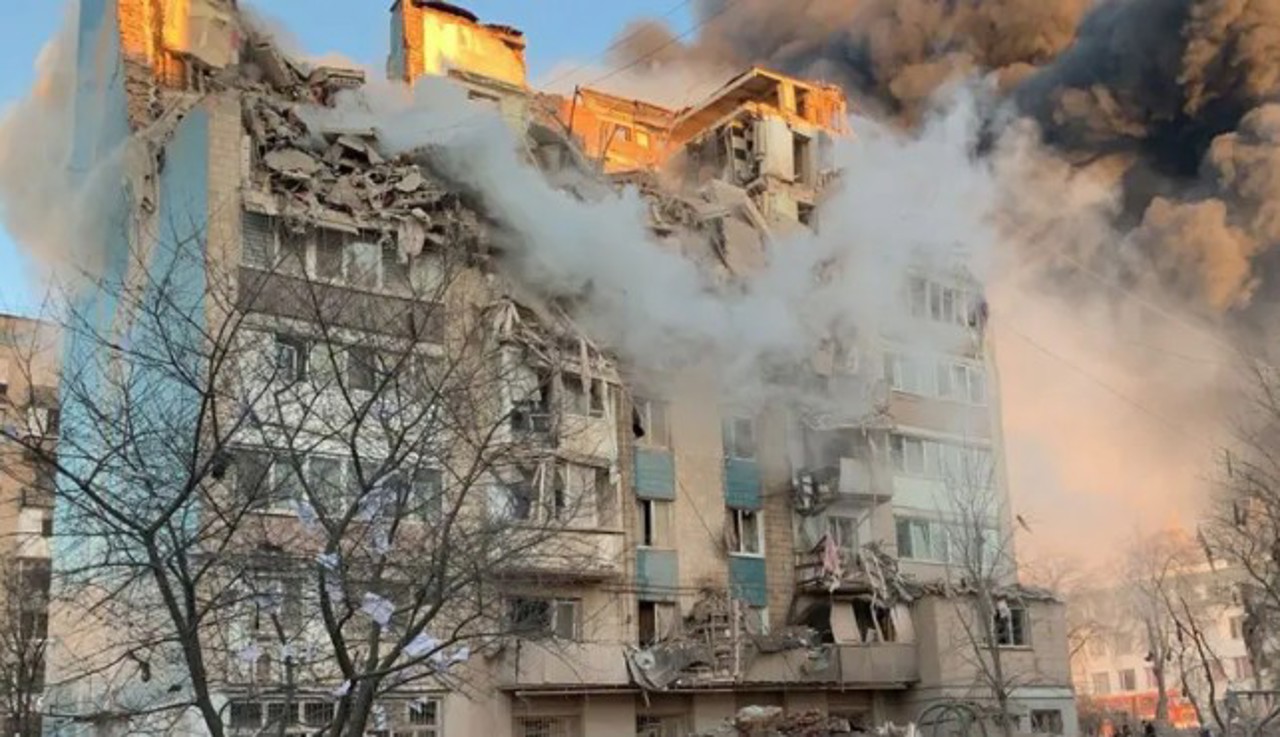 Число жертв удара российской ракеты по жилому дому в Тернополе выросло до 26