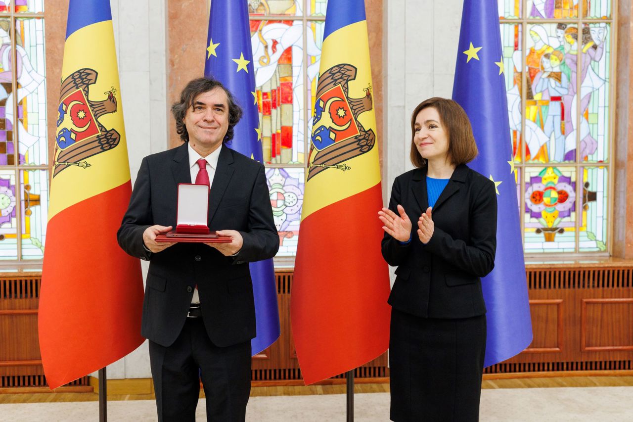 Writer Mircea Cărtărescu was decorated with the "Order of Honor"