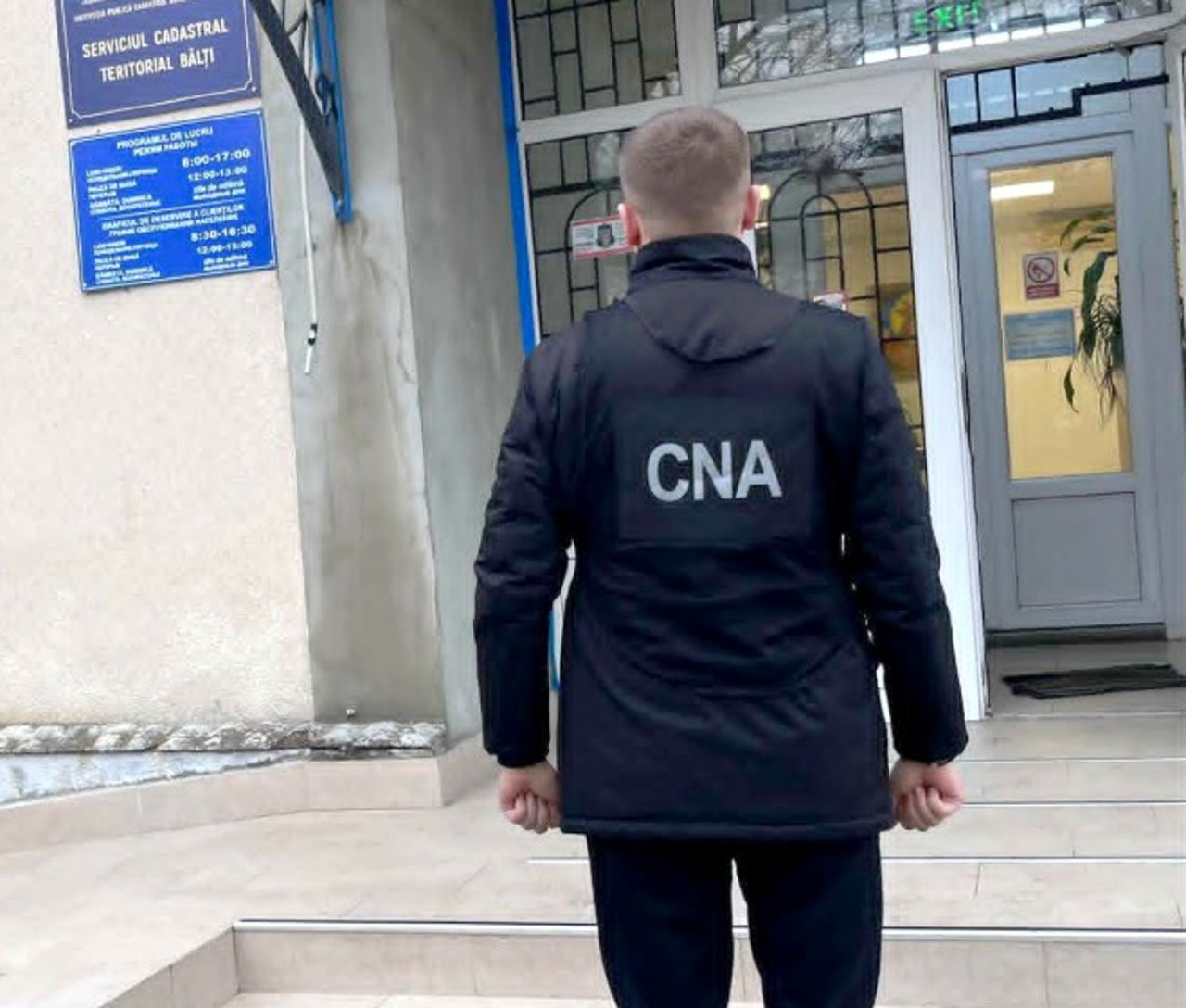 Mită de până la 120.000 de lei pentru eliberarea ilegală a actelor cadastrale: Patru funcționari, reținuți  