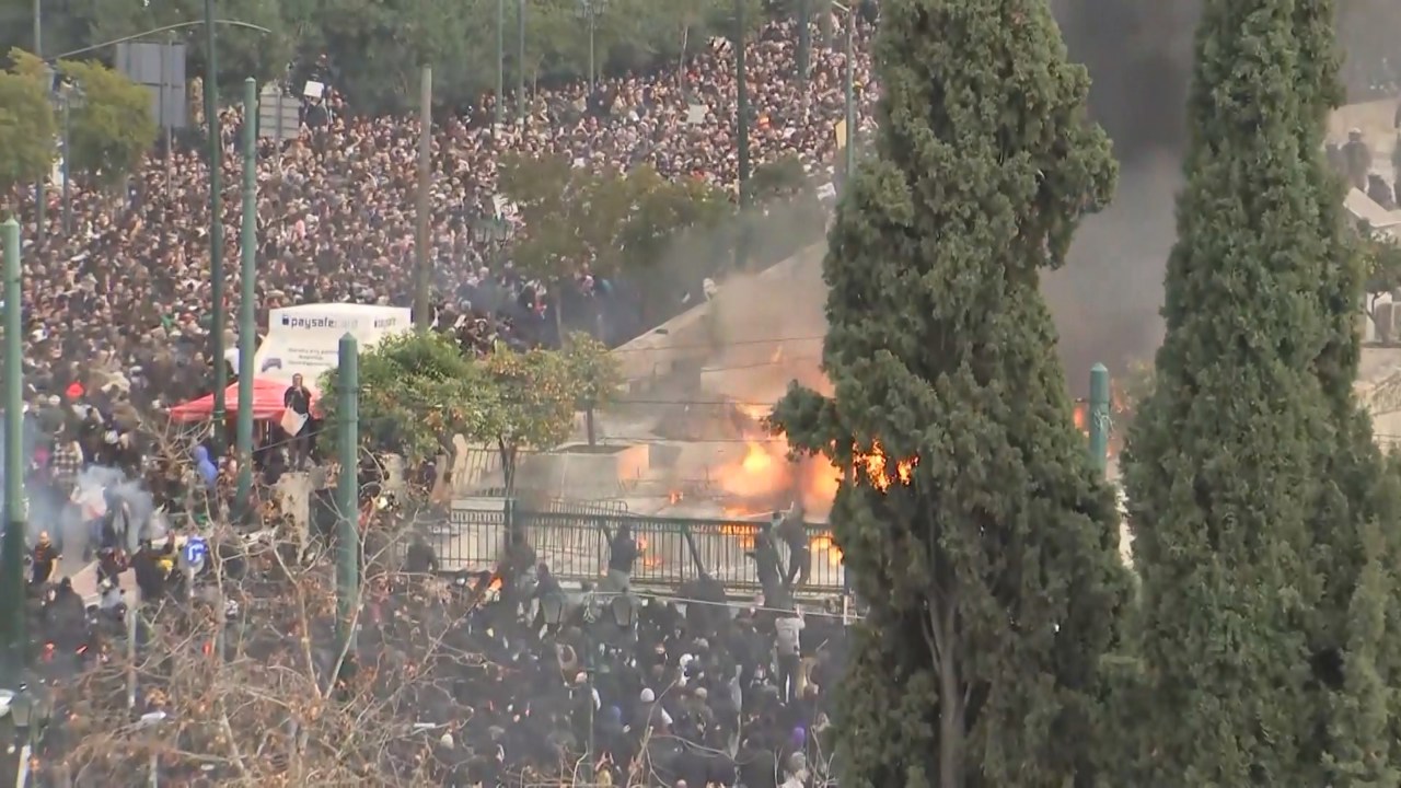 В Греции произошли столкновения на акции в память о жертвах крушения поезда Афины - Салоники