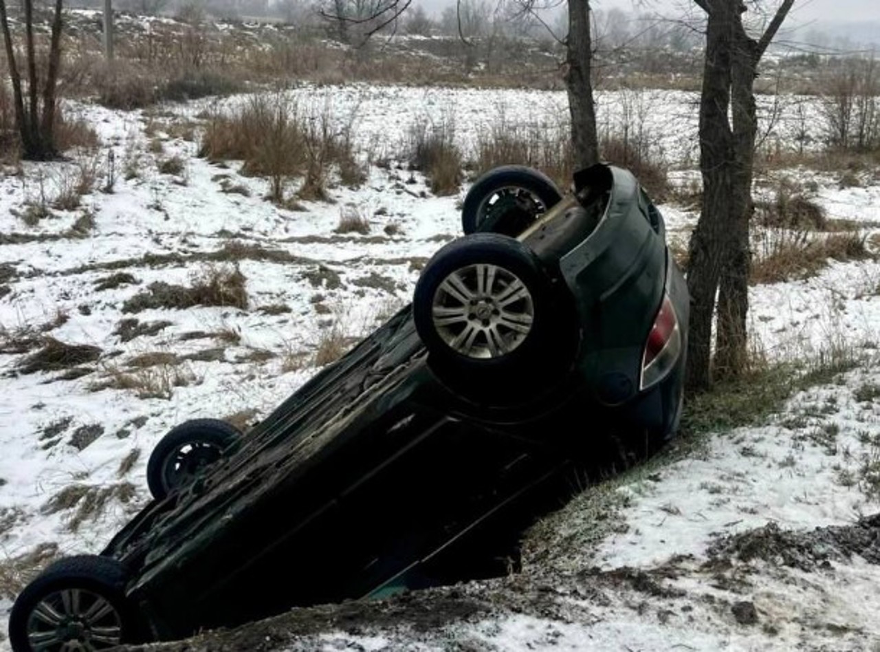 Accident rutier din cauza poleiului și a neechipării corespunzătoare a autovehiculului