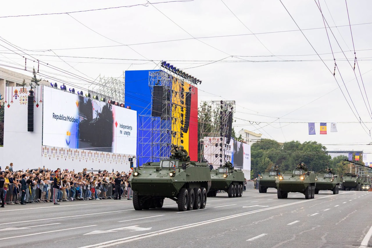 FOTO | Peste 2.000 de militari, tehnică modernă și sisteme anti-dronă în PMAN: „R. Moldova este un stat liber, care își apără țara, independența, cetățenii”