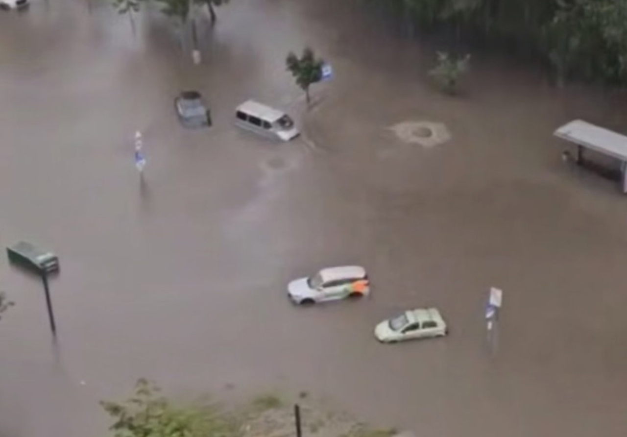 (ВИДЕО) На Москву обрушился мощный ливень: затоплены дороги, вестибюли метро и парковки