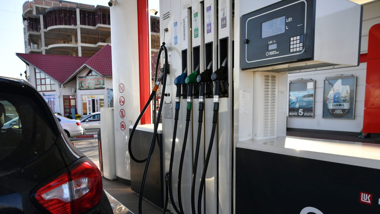 Criza carburanților: Peste 60 de benzinării au rămas fără stocuri, iar la Giurgiulești au ajuns încă 6.000 de tone de motorină