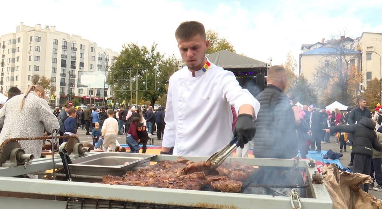 Locuitorii orașului Ialoveni au marcat hramul cu dansuri și bucate tradiționale 