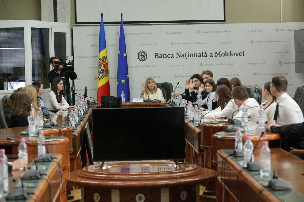 Elevii unui liceu au participat la un atelier organizat de BNM, în cadrul unei campanii internaționale de educație financiară 
