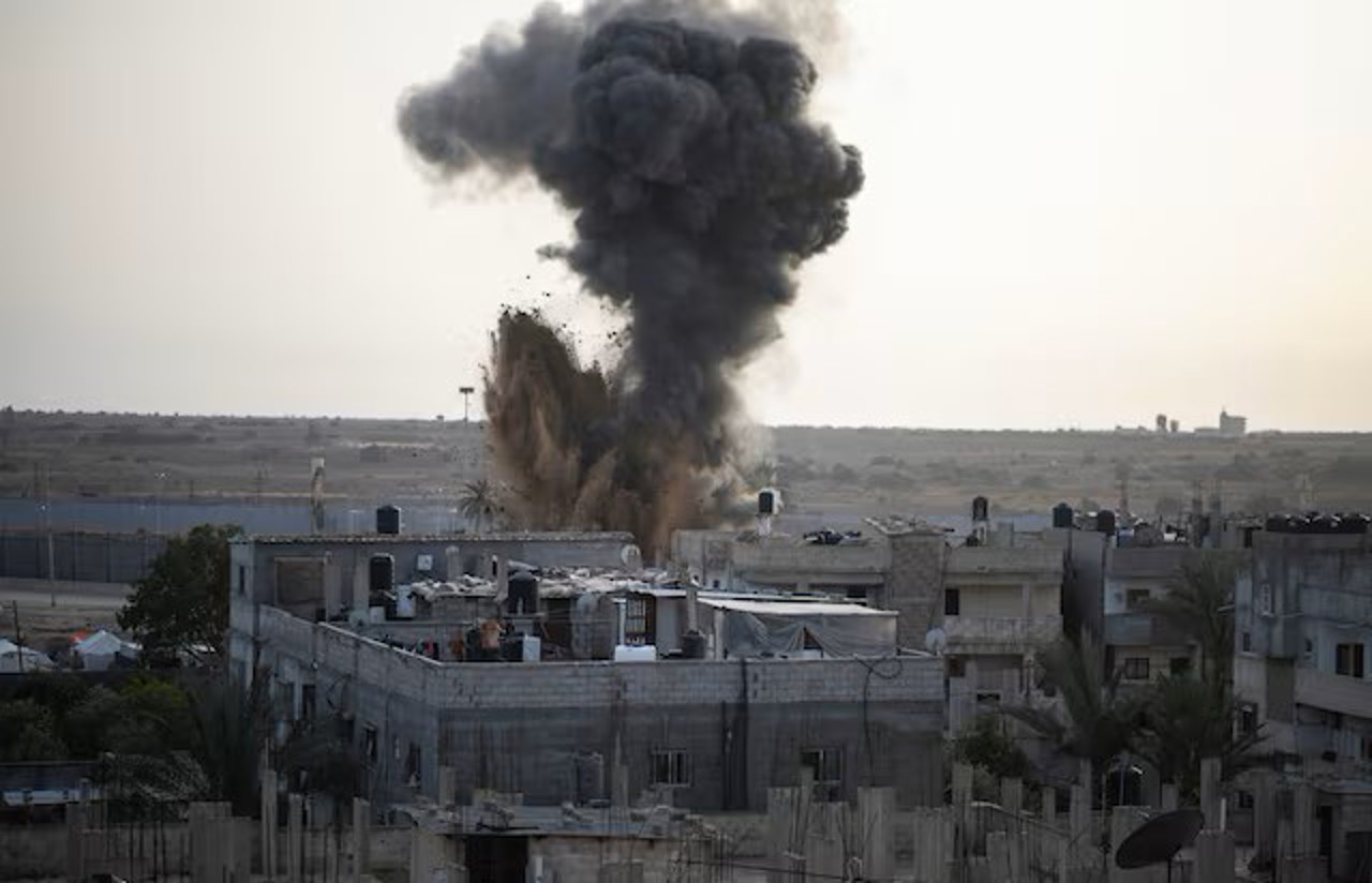 Reuters / Fumul se ridică în urma unor lovituri israeliene, Rafah, în sudul Fâșiei Gaza 22 aprilie 2024