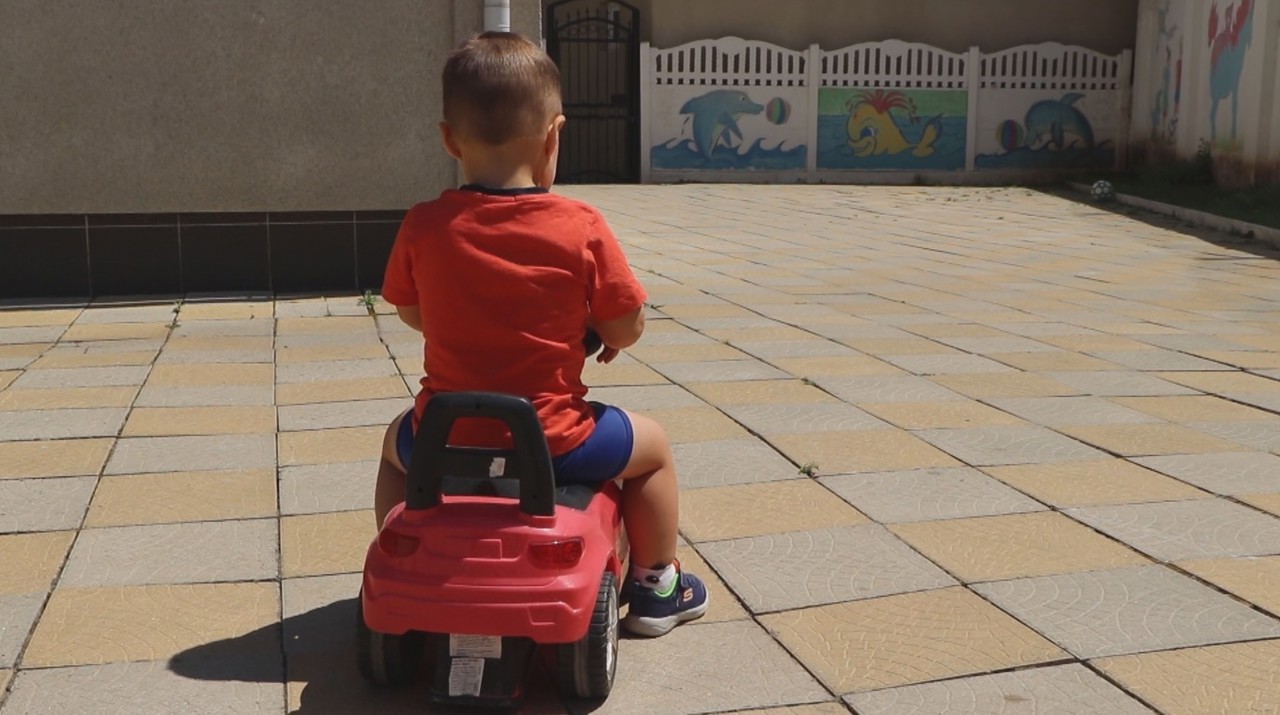 Primii pași, după gratii: povestea unei femei care își crește copilul în penitenciar și speră să-i găsească o familie