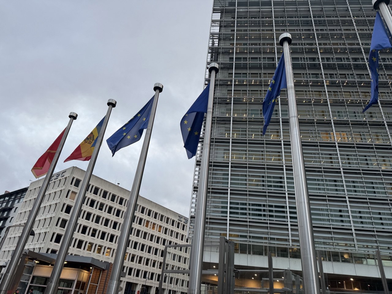 Steagul R. Moldova, arborat la Comisia Europeană cu ocazia primei vizite a premierului Alexandru Munteanu la Bruxelles