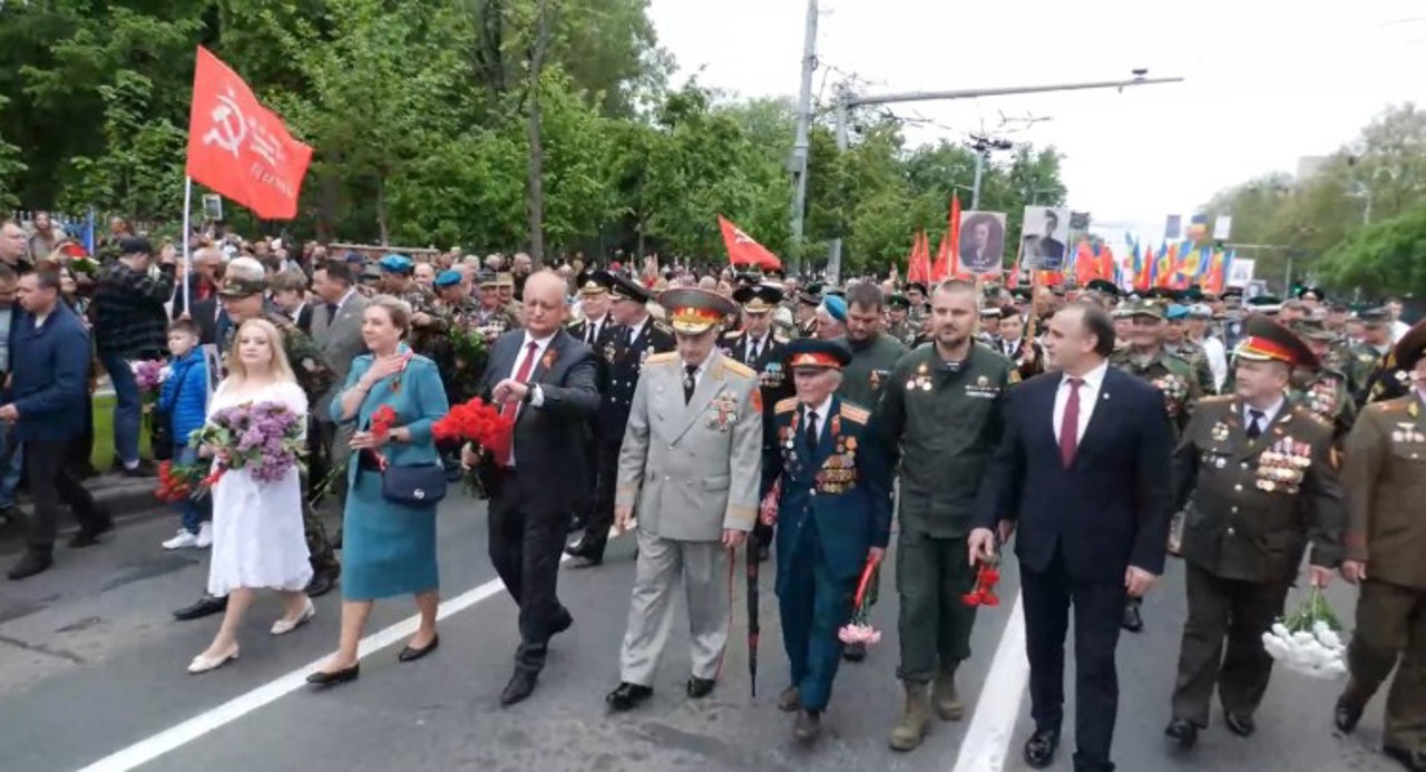 Marșul Victoriei, organizat de socialiști și comuniști în centrul Chișinăului pe fundalul melodiilor sovietice și al simbolurilor interzise