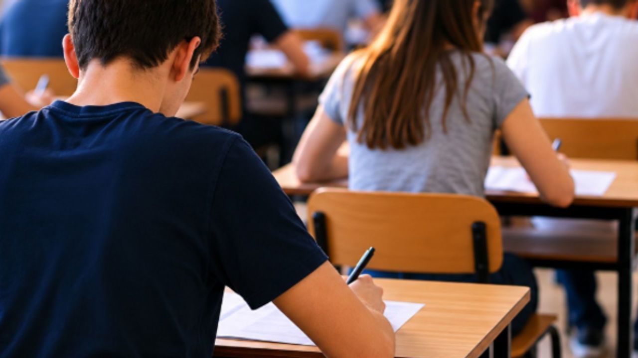 Ultimul examen pentru absolvenții de gimnaziu: Limba și literatura română