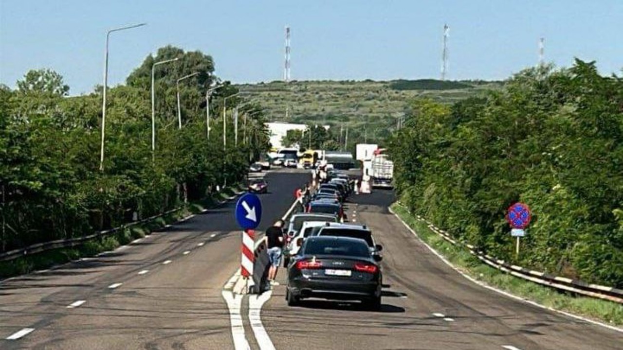 В Леушенах пробка на выезде из Молдовы. Путешественников просят выбирать другие пропускные пункты