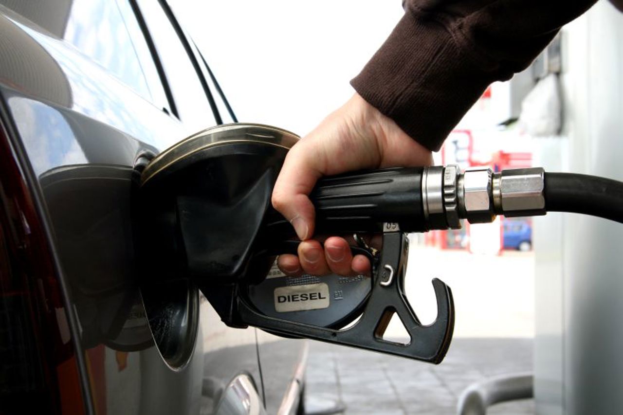 Prețul carburanților continuă să scadă. Cât va costa benzina și motorina în acest weekend