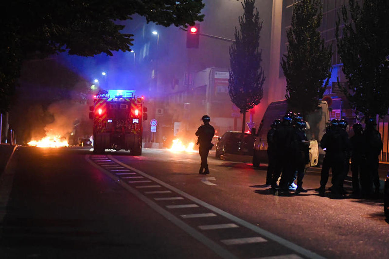 Patru zile de protest, în Franța. Președintele Macron își amână vizita de stat în Germania în contextul crizei interne