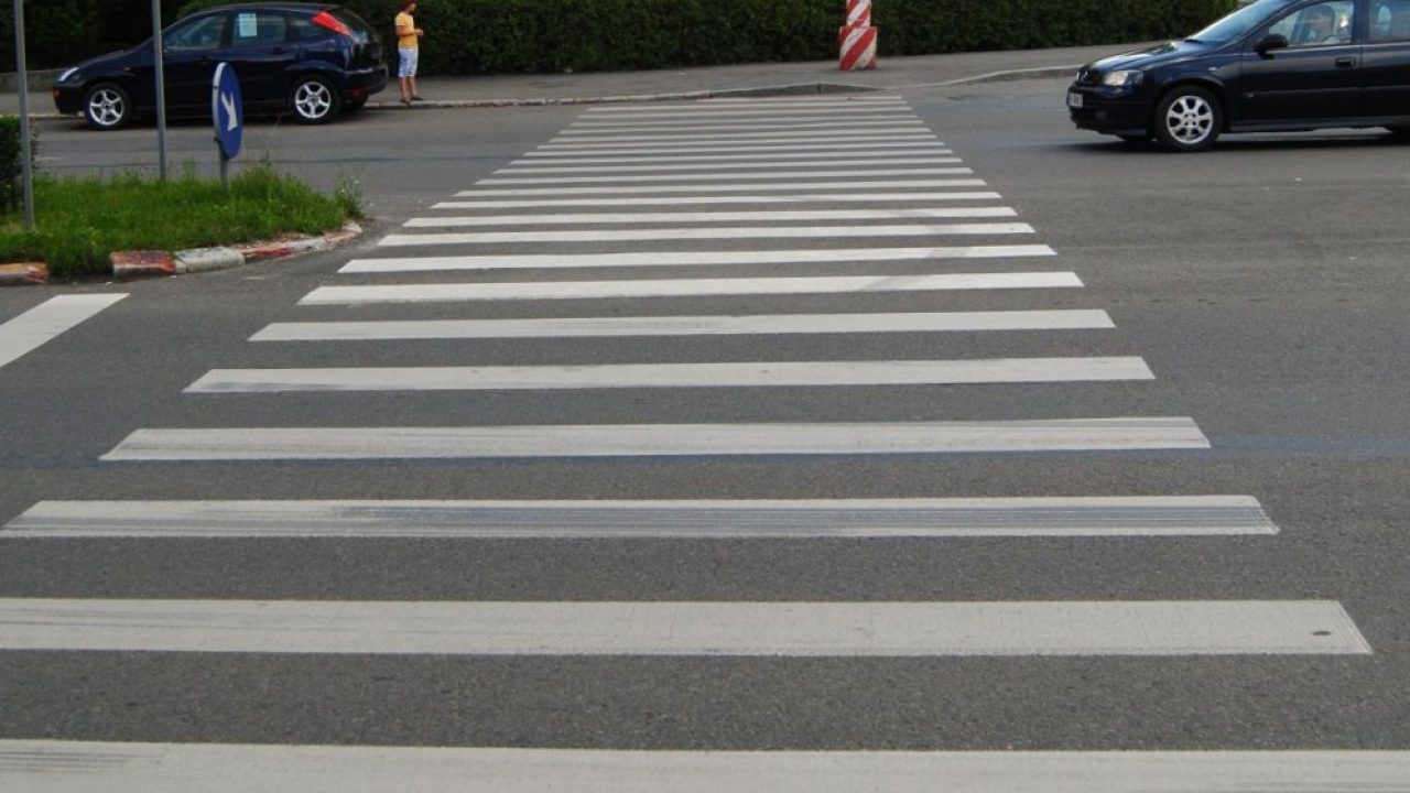 Un tânăr, lovit de un automobil pe o trecere de pietoni din capitală. Șoferul a fugit de la fața locului