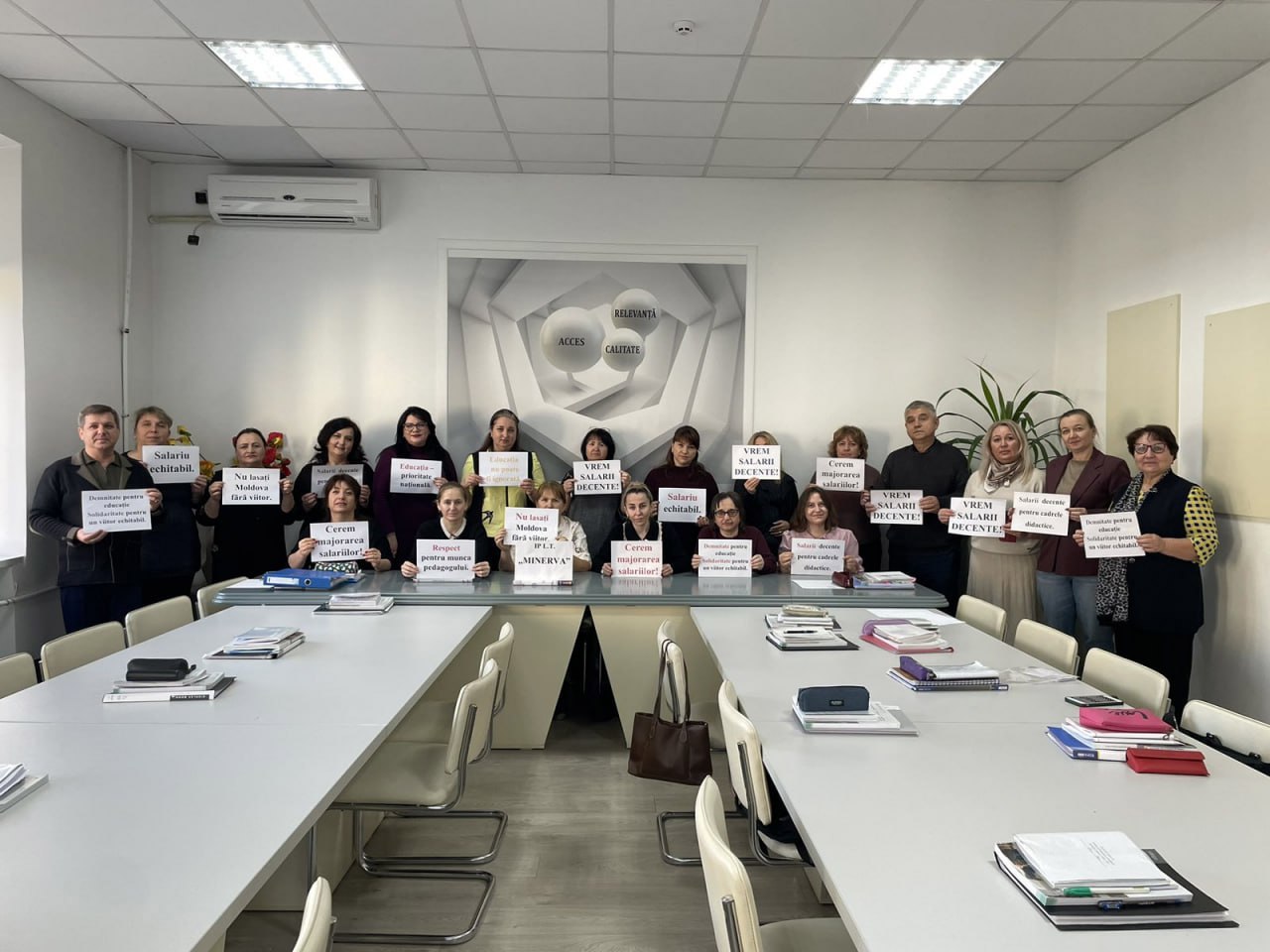 „Demnitate pentru educație”: profesorii au ieșit la protest în școli