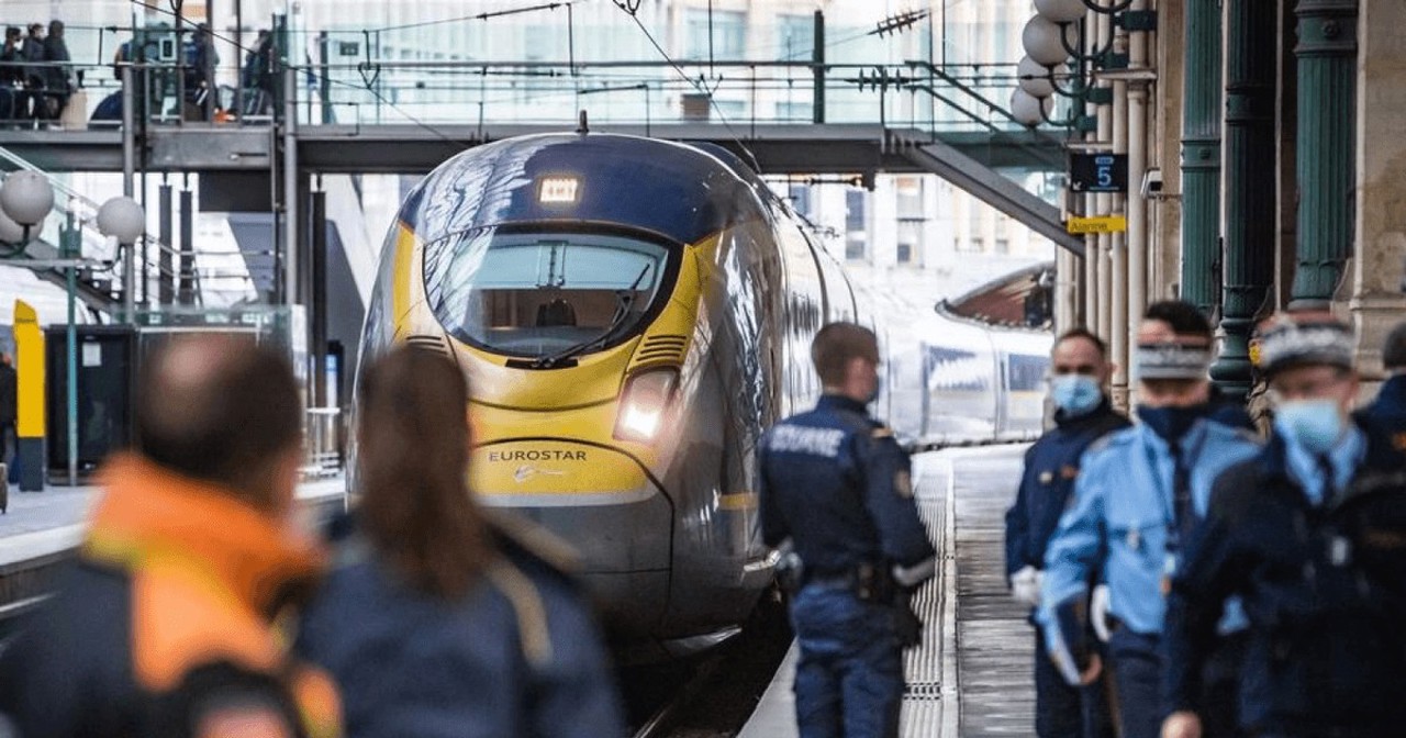 Вооруженное нападение в Париже, по меньшей мере шестеро солдат ранены. Нападавший был задержан